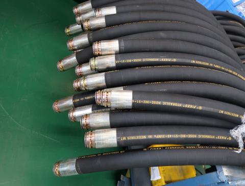 What are the specifications and types of rubber hoses used in construction machinery?